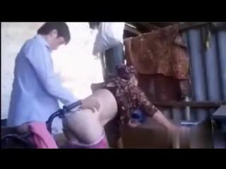 Видео: Соседка задрала платье и дала мужику во дворе дома